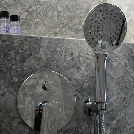 Reset * Néa Péramos